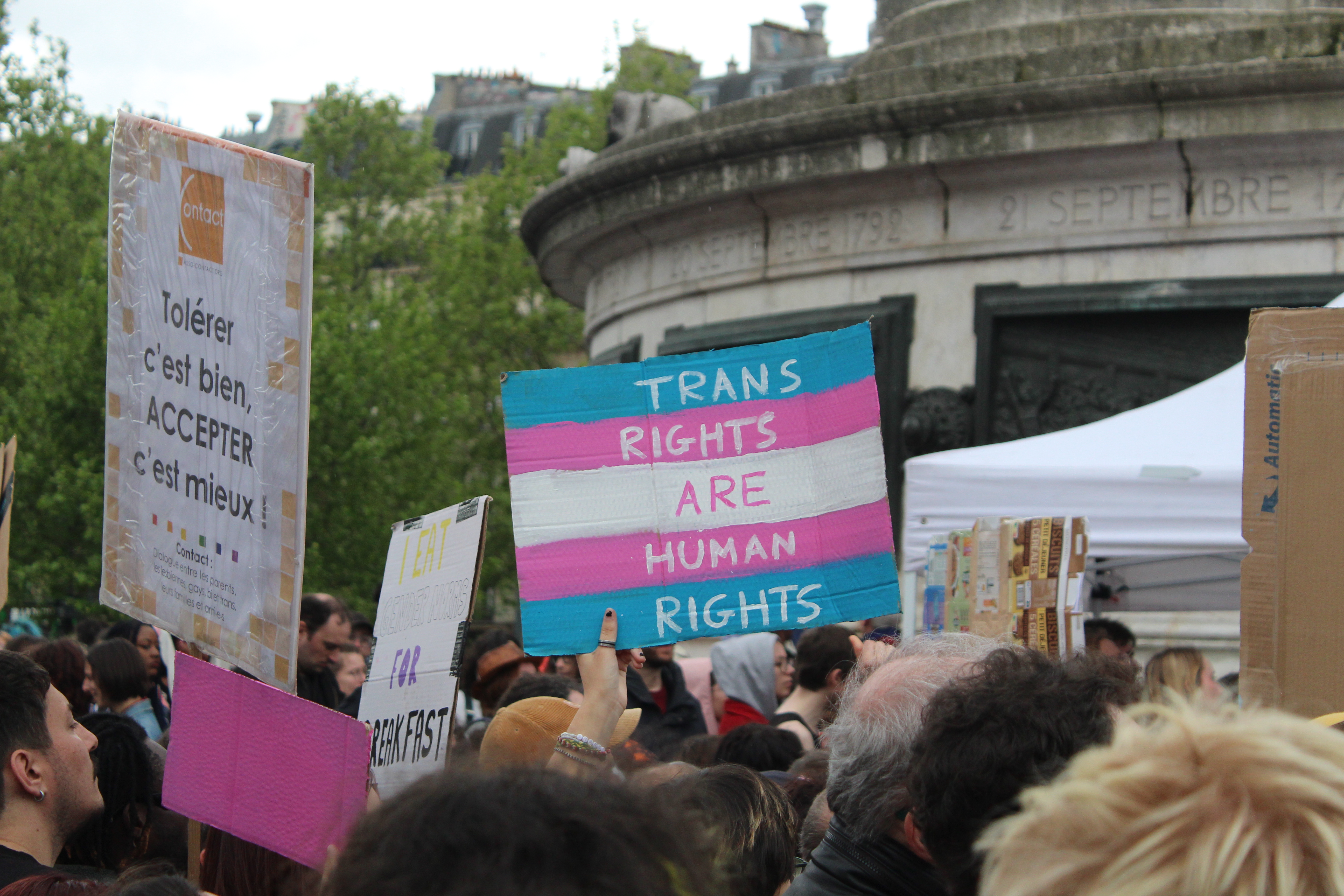Interdiction des transitions médicales pour les mineur·es trans : un texte transphobe durci par la commission