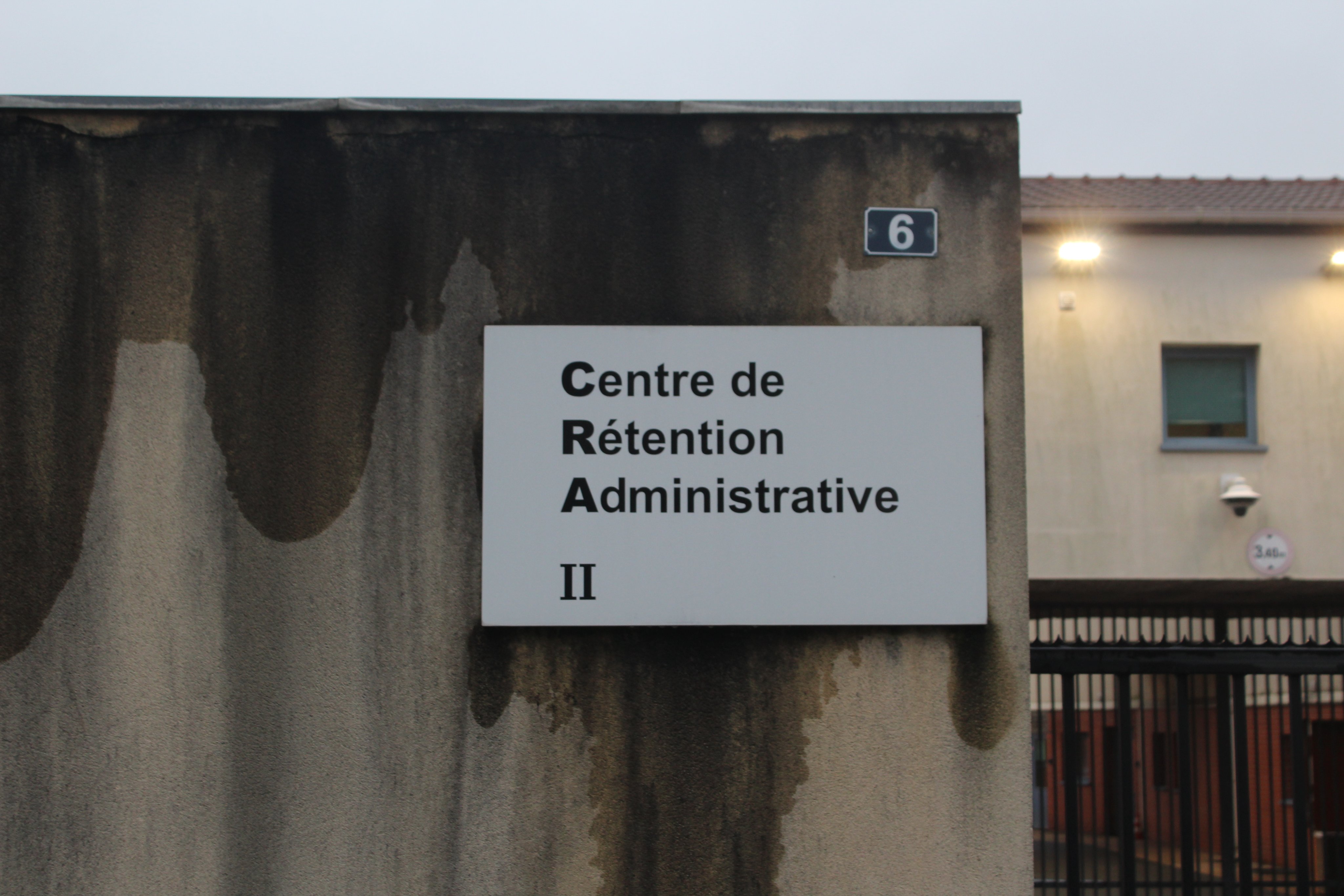 La rétention tue. Visite du CRA de Mesnil-Amelot